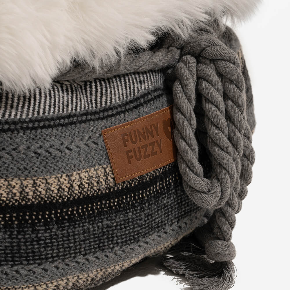 Cama clásica de perros de Donut Jacquard Plush - Snuggle Den