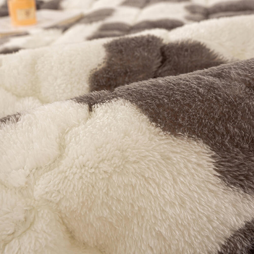 Warme Matratzenauflage und Kissenbezug aus Plüsch mit Schachbrettmuster