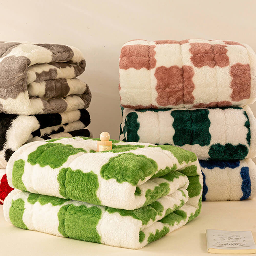 Warme Matratzenauflage und Kissenbezug aus Plüsch mit Schachbrettmuster