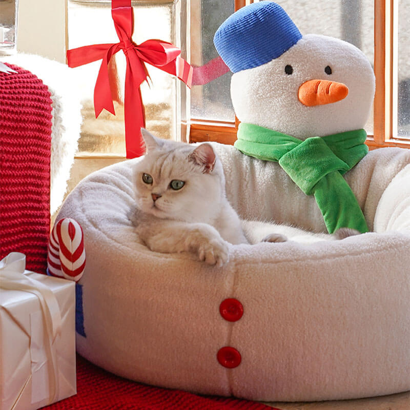 Gemütliches Katzenbett in Weihnachts-Schneemann-Form