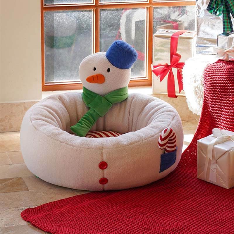 Gemütliches Katzenbett in Weihnachts-Schneemann-Form