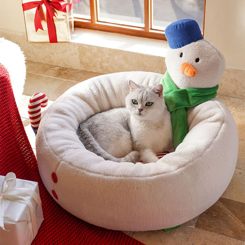 Gemütliches Katzenbett in Weihnachts-Schneemann-Form