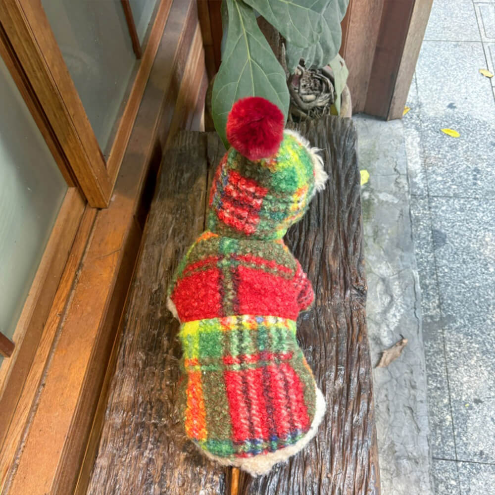 Manteau de chien à capuche chaud en laine à carreaux de Noël avec pompons