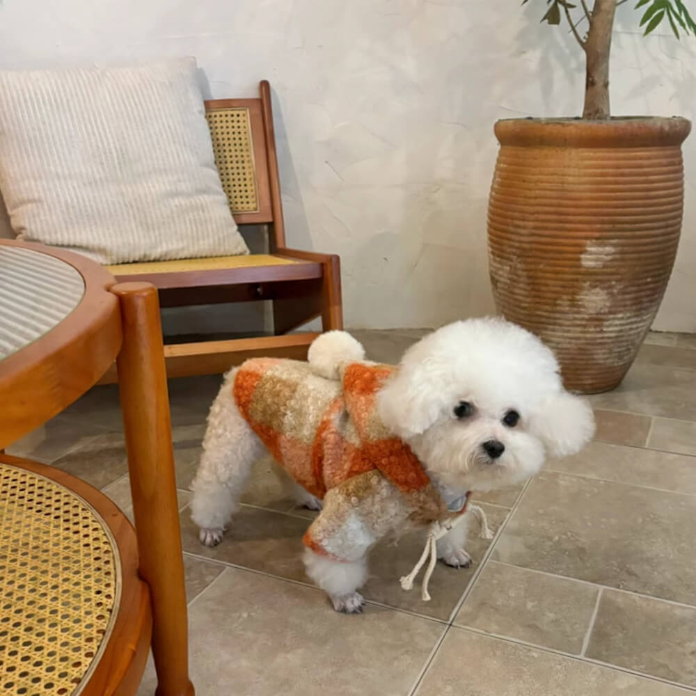 Manteau de chien à capuche chaud en laine à carreaux de Noël avec pompons