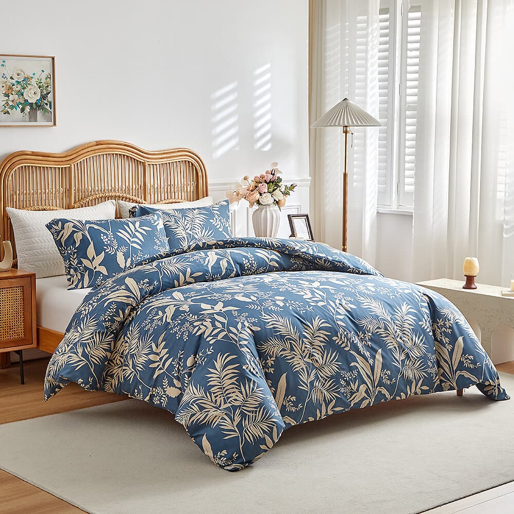 Simplistic Leaf Pattern Skin-Friendly Breathable Comforter Set with Pillowcases