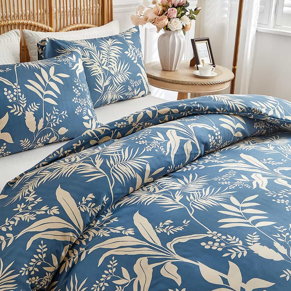 Simplistic Leaf Pattern Skin-Friendly Breathable Comforter Set with Pillowcases