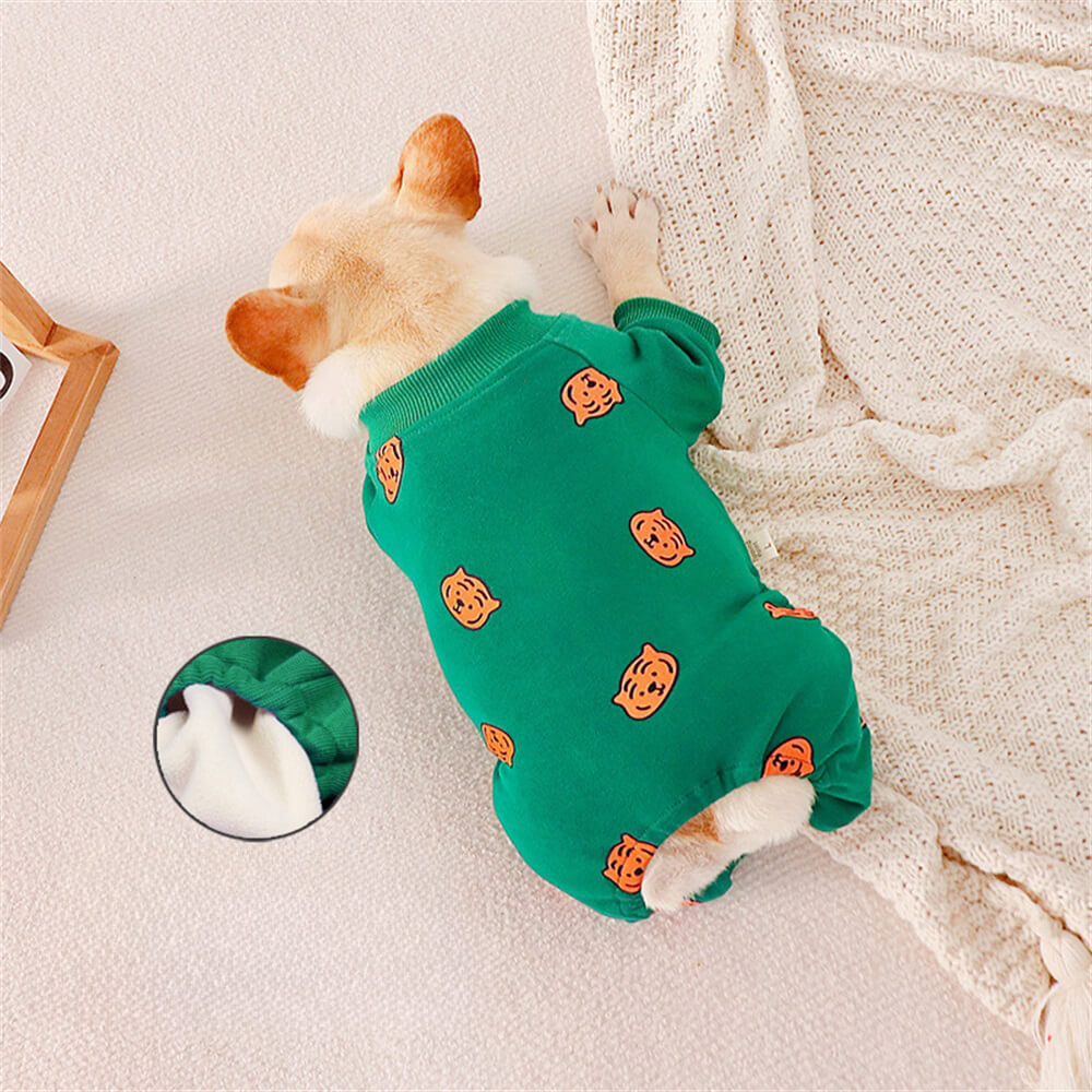 Pijama verde para perros con estampado de calabazas: ropa de dormir acogedora y festiva para perros